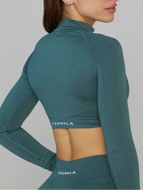 YoungLA SEAMLESS CURVE
LONGSLEEVE CROP